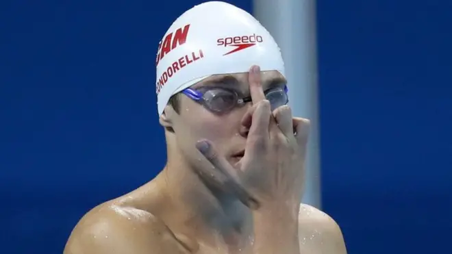 El nadador canadiense Santo Condorelli siempre le muestra el dedo índice a su padre antes de comenzar una carrera.