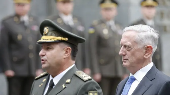 Голова Пентагону Джеймс Меттіс (праворуч) у Києві заявив, що США розглядають питання летальної зброї для України