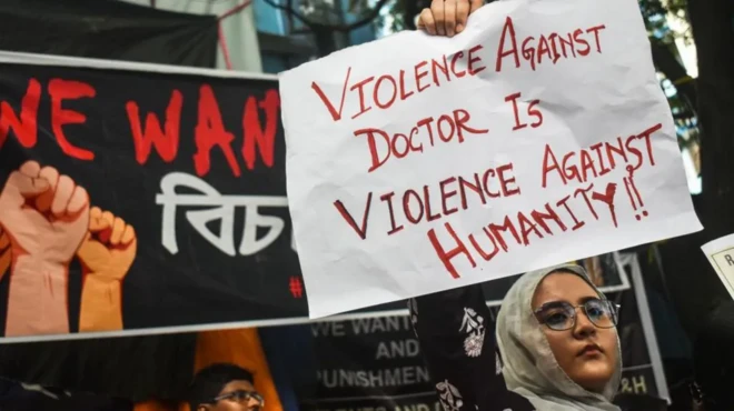 pengunjuk rasa menentang kekerasan terhadap dokter di India.