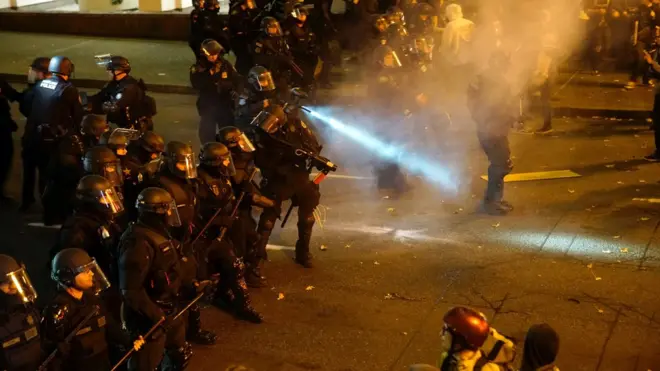 Polis, Portland'daki eylemlere biber gazı ile müdahale etti
