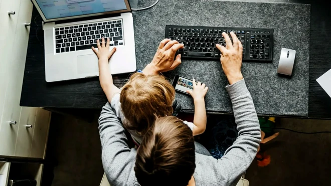 Работа с ребенком на коленях