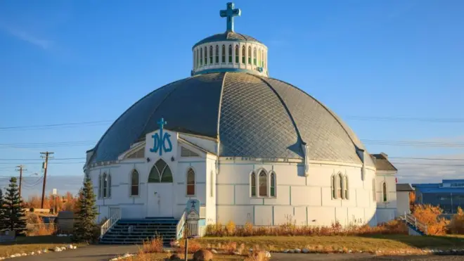 Nhà thờ Our Lady of Victory tại Inuvik được thiết kế thông minh, nhưng đang gặp vấn đề khi nền đất đang tan băng