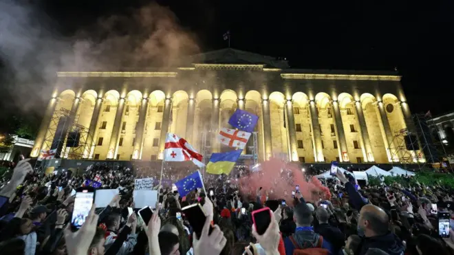 Протестувальники перед будівлею парламенту