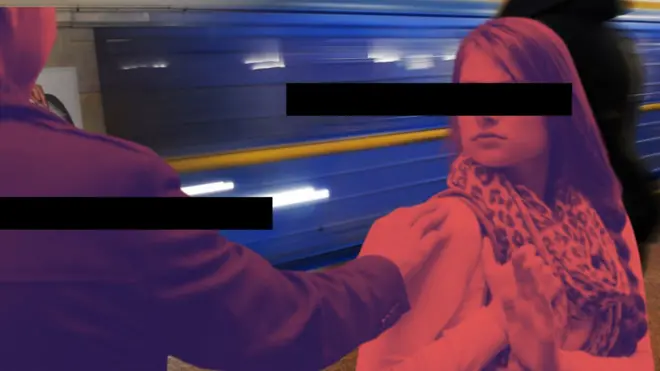 Хлопець хапає дівчину за плече у метро