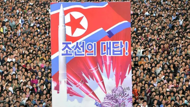 สำนักข่าวเคซีเอ็นเอของเกาหลีเหนือเผยแพร่ภาพที่อ้างว่าประชาชนไปชุมนุมกันในกรุงเปียงยางเมื่อวันที่ 23 ก.ย.เพื่อต่อต้านสหรัฐฯ และยกย่องนายคิม จอง อึน ที่กล่าวประณาม ปธน.ทรัมป์