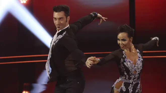 ลีลาสุดเหวี่ยง มั่นใจประสานเป็นหนึ่งเดียวกับคู่เต้นวัย 35 ปี ทำให้คณะกรรมการและผู้ชมรายการโทรทัศน์ อเมริกา ก็อตทาเลนต์ จนทำให้คู่ได้รับการกดปุ่ม โกลเด้น บัซเซอร์