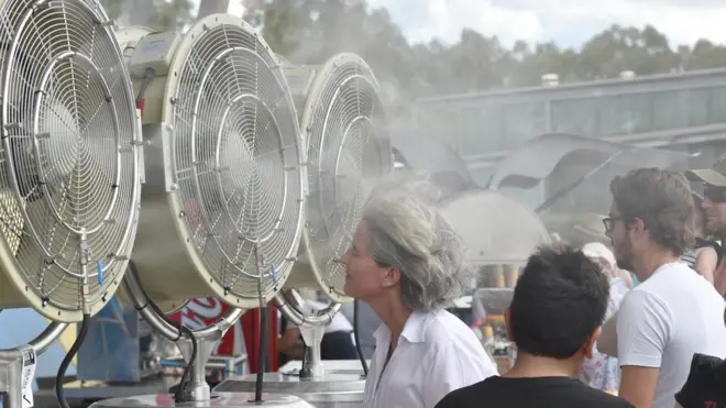 چارواکي وايي، د هېواد پراخو دښتو کې به د جمعې پر ورځ د تودوخې درجه ۴۲ ته ورسېږي.