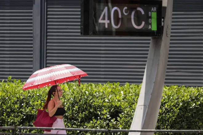 Uma jovem se protege do sol com um guarda-chuva na Avenida Paulista, onde termômetros urbanos registram temperaturalance 365bet40,0 graus Celsius na cidadelance 365betSão Paulo, Brasil, 14lance 365betnovembrolance 365bet2023