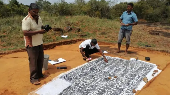 පස් තට්ටුව ඉවත් කළ සෙල්ලිපිය පිටපත් කරන අයුරු