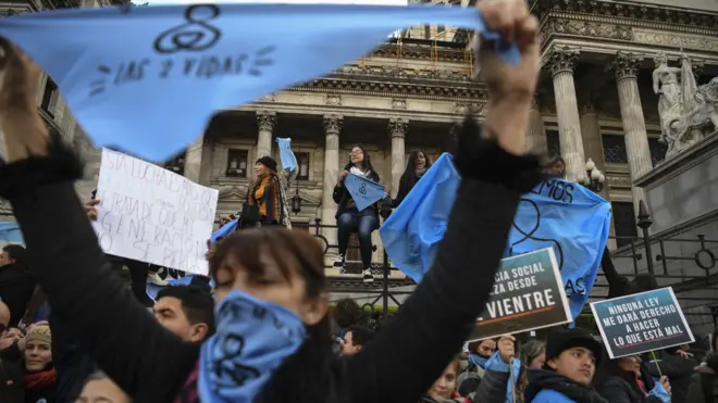 Aunque las marchas a favor de la despenalización del aborto se han mostrado más grandes y frecuentes en Argentina, las "pro vida" se han dejado ver y su poder está más en el interior de las instituciones.