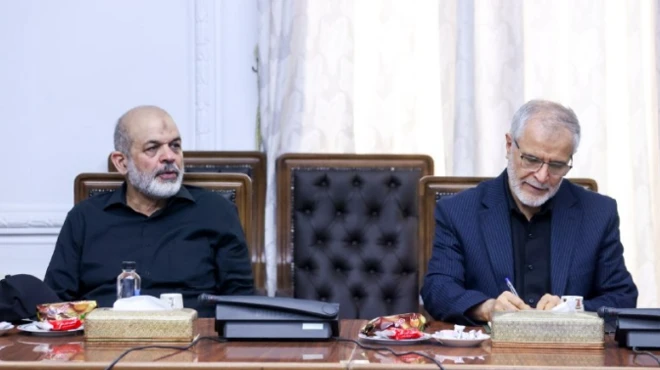 عکسی که رسانه‌های ایران از احمد وحیدی (سمت چپ) منتشر کردند که در جلسه‌ای با حضور رئیس‌جمهور و رئیس مجلس شرکت داشته است