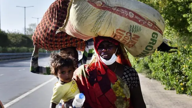 Migrant workers leaving Delhi