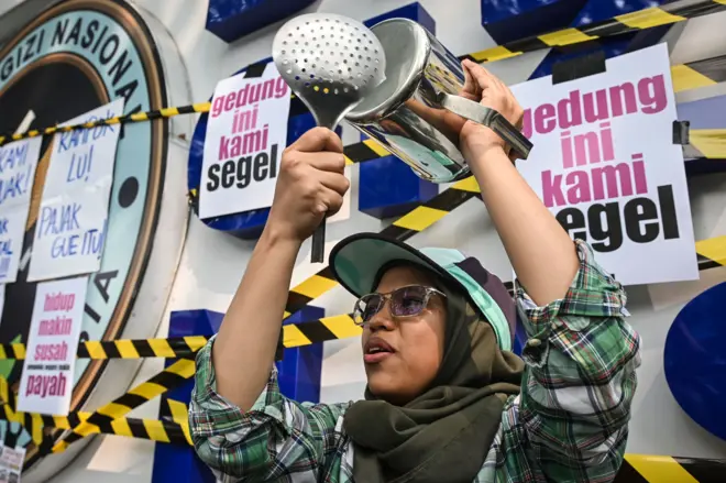 Warga yang tergabung dalam aliansi MBG Watch membawa peralatan dapur saat aksi unjuk rasa di depan kantor Badan Gizi Nasional (BGN), Jakarta Pusat, Rabu (10/6/2026). Aksi tersebut menuntut perbaikan tata kelola Program Makan Bergizi Gratis (MBG) setelah mantan Kepala BGN Dadan Hindayana bersama dua mantan Wakil Kepala BGN Sony Sonjaya dan Lodewyk Pusung ditetapkan sebagai tersangka dalam kasus dugaan korupsi oleh Kejaksaan Agung. 