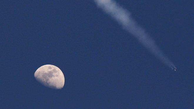 La Luna y una nave cerca