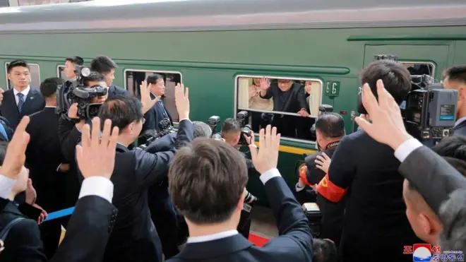 중국 비공식 방문 중 기차에서 손을 흔드는 김정은 위원장. 이 사진은 2018년 3월 28일 조선중앙통신을 통해 공개됐다