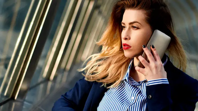 Француженка разговаривает по телефону