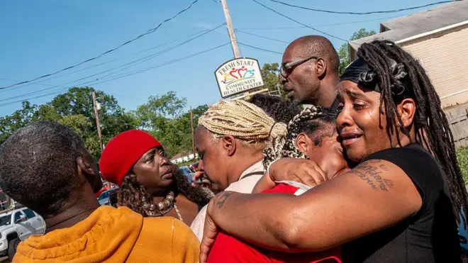 Toplam altı kişi birbirini teselli etmeye çalışıyor. Kadınlardan ikisi birbirlerine sarılmış durumda.