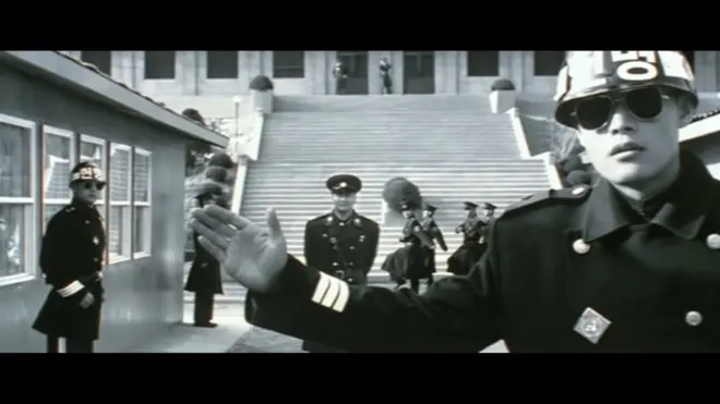 영화 <공동경비구역>에서 북한은 세밀한 방식으로 묘사되어 있다.