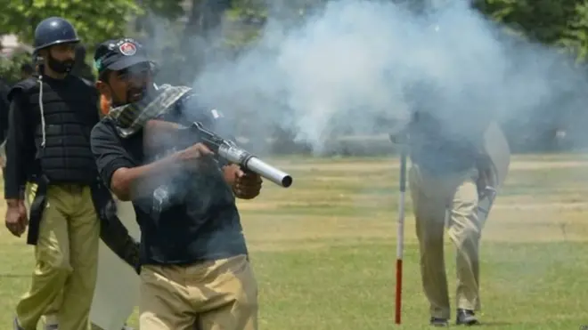 پولیس اور منہاج القرآن کے کارکنوں کے درمیان یہ تصادم اس وقت شروع ہوا جب پولیس نے منہاج القرآن سیکریٹیریٹ اور طاہر القادری کے گھر کے ارد گرد لگی حفاظتی رکاوٹیں ہٹانے کی کوشش کی تھی