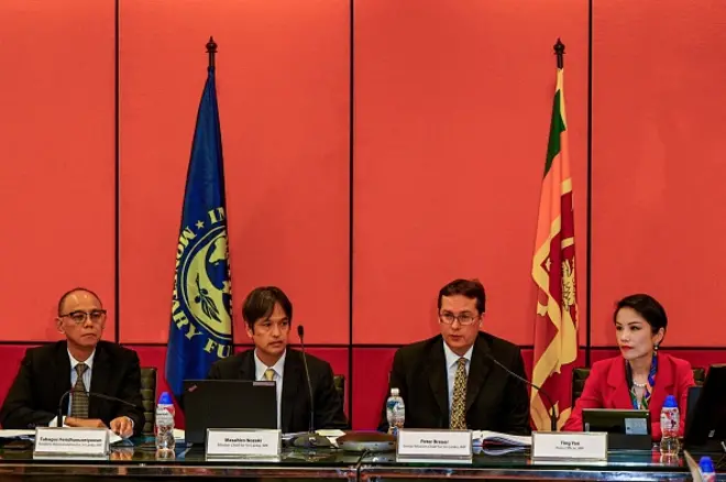 ජාත්‍යන්තර මූල්‍ය අරමුදලේ (IMF) ශ්‍රී ලංකාව සඳහා වන ජ්‍යෙෂ්ඨ දූත මණ්ඩල ප්‍රධානී Peter Breuer (2R) 2022 සැප්තැම්බර් 1 වන දින කොළඹ දී ශ්‍රී ලංකා දූත මණ්ඩල ප්‍රධානී (IMF) Masahiro Nozaki (2L) අසල මාධ්‍ය හමුවකදී 