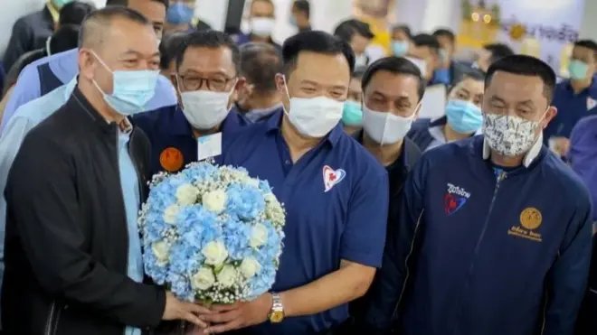 นายศักดิ์สยาม ชิดชอบ (ขวา) เลขาธิการพรรคภูมิใจไทยร่วมงานวันเกิดพรรคเมื่อวันที่ 6 เม.ย. เพียงหนึ่งวันก่อนทีผลการตรวจจะยืนยันว่าเขาติดโควิด-19