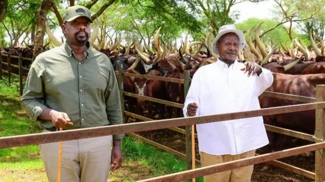 Jenerali Muhoozi Kainerugaba na se Perezida Yoweru Museveni ku ifoto Muhoozi yatangaje umwaka ushize