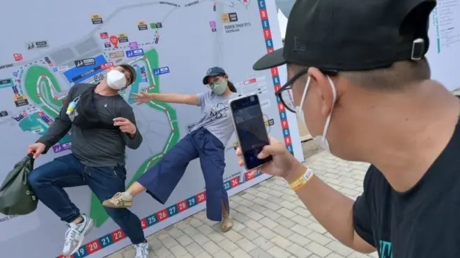 Tiga orang warga Indonesia yang menggemari balap motor berada di salah-satu Sirkuit Mandalika, 20 November 2021 lalu.