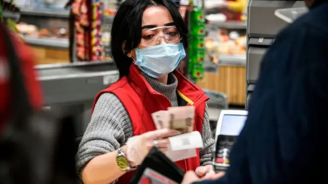 Кассирша в московском магазине