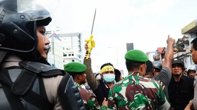 Petugas menenangkan demonstran Muslim yang konflik dengan warga Dayak di Pontianak, Kalimantan Barat pada tahun 2017.