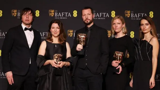 Авторы фильма — фотограф Евгений Малолетка, режиссер Мстислав Чернов, продюсеры Рейни Аронсон Рат, Мишель Мизнер и Василиса Степаненко с премией BAFTA