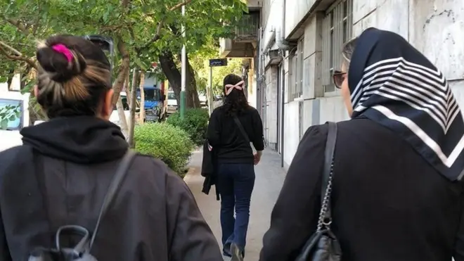 تختار بعض النساء في إيران عدم تغطية شعرهن كجزء من الاحتجاجات المستمرة