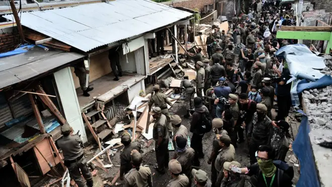 Selain membatalkan surat perintah pembongkaran dari Satpol PP, PTUN juga mewajibkan Pemprov DKI Jakarta untuk memulihkan hak-hak warga yang telah dilanggar dan memberikan ganti rugi.