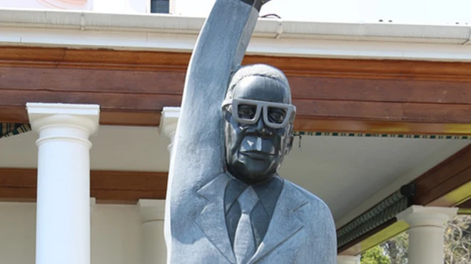 Moja ya sanamu za Mugabe zilizozinduliwa