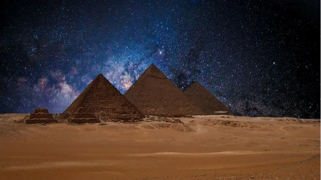 พีระมิดแห่งกีซากับกลุ่มดาว