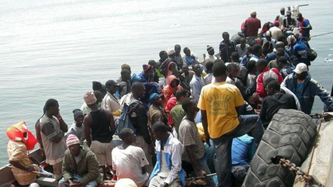 Dezenas de migrantes em embarcação