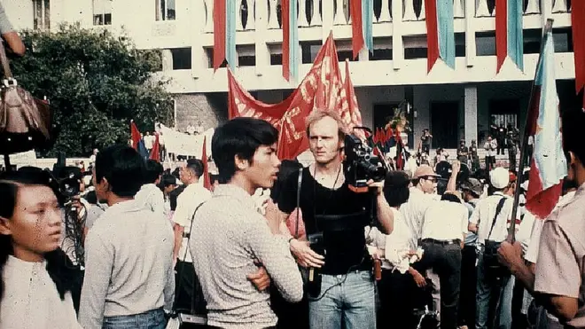 Ông Stephan Köster (áo đen - cameraman của IK, CHLB Đức) trong ngày 01/5/1975 ở Sài Gòn (ảnh do tác giả cung cấp)