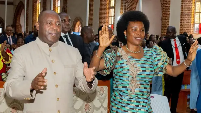 Prezida Ndayishimiye n'umutambukanyi wiwe Angeline Ndayubaha Ndayishimiye ku wa kane mu misa ya Noweli kuri Paruwasi Mugera muri Komine Bugendana y'Intara y'umurwa mukuru Gitega