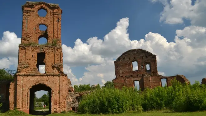 Руїни замкового комплексу. В'їзна брама з годинниковою вежею. Вигляд з двору