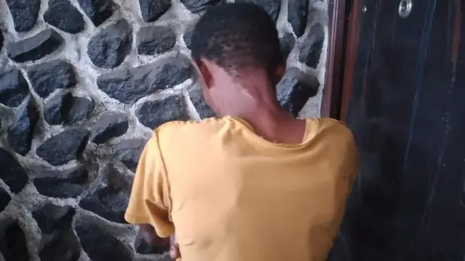 Suspect wey allegedly sell im three pikins