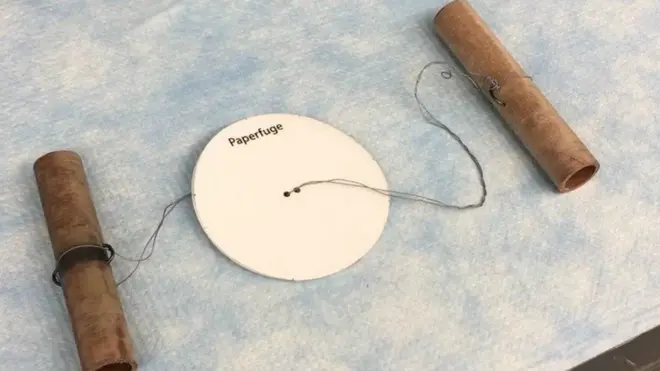 La centrifugadora de papel cuesta sólo US$0.20 y podría producirse a gran escala , permitiendo diagnosticar enfermedades hasta en las zonas más pobres y remotas del planeta.