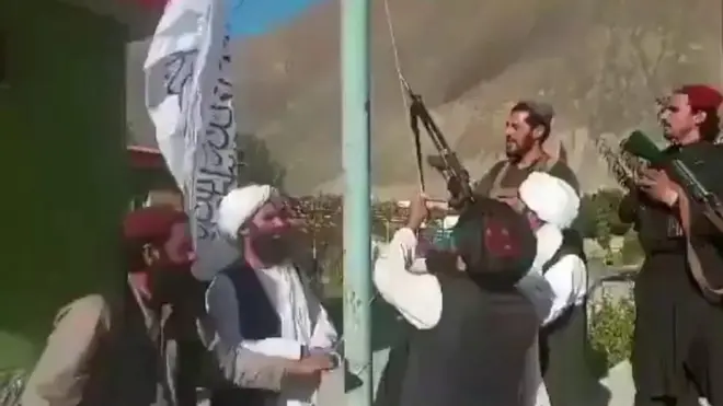 El Talibán difundió un video en el que se ve a sus militantes izando su bandera en Panjshir.