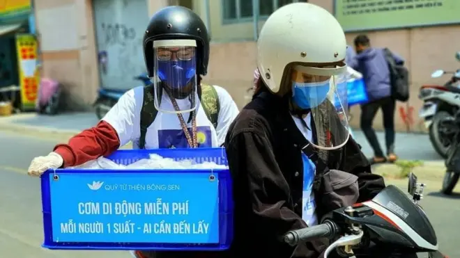 Các tình nguyện viên của Quán cơm Nụ cười thuộc quỹ từ thiện Bông Sen đều được trang bị đầy đủ bảo hộ khi đi phát cơm