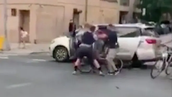 شرطة بزي مدني يعتقلون الشابة نيكي يضعونها في شاحنة مجهولة، كما ظهر في مقطع الفيديو من نيويورك