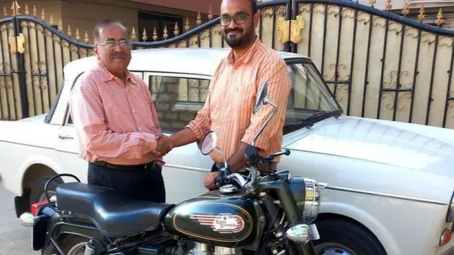 50 साल पुरानी अपनी रॉयल एनफ़ील्ड बुलेट के साथ अरुण श्रीनिवासन और उनके पिता एन श्रीनिवासन.