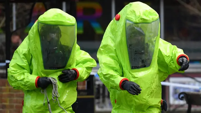 Участники российских ток-шоу обсуждают, что в деле Скрипалей слишком много всего похоже на постановку