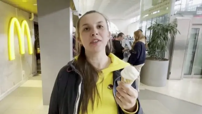 شركة الوجبات السريعة العملاقة تقول إنها اتخذت هذا القرار بسبب "الأزمة الإنسانية" و"بيئة التشغيل غير المتوقعة" التي سببتها الحرب الأوكرانية