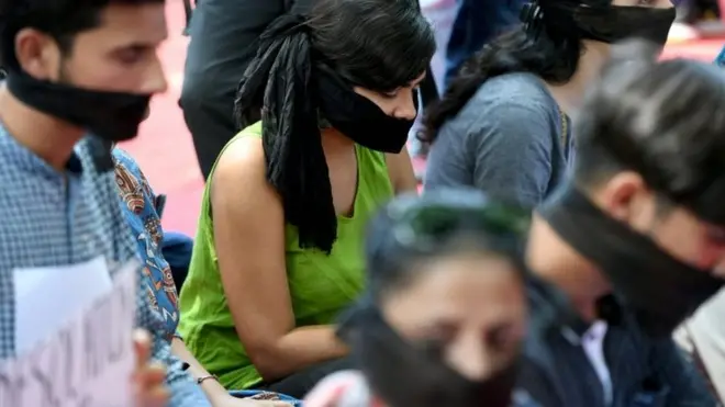 Para aktivis melakukan protes di New Delhi, Jumat (09/08) menentang dicabutnya status khusus Kashmir.