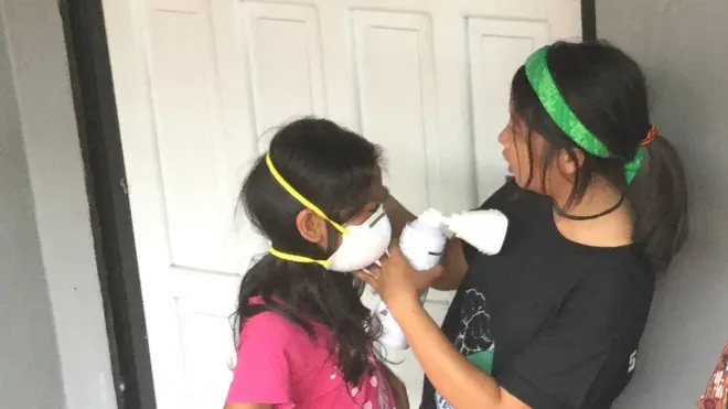 Kelompok anak muda Ranu Welum memberikan info tentang pemakaian masker dan oksigen di Palangkaraya.