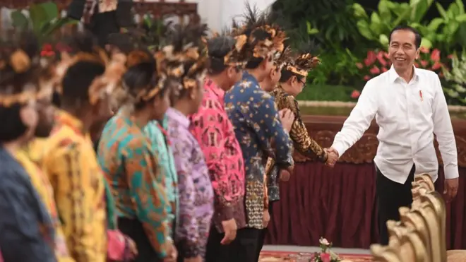 Presiden Jokowi menerima setidaknya 61 tokoh Papua di Istana Negara, Jakarta, hari Selasa (10/09).
