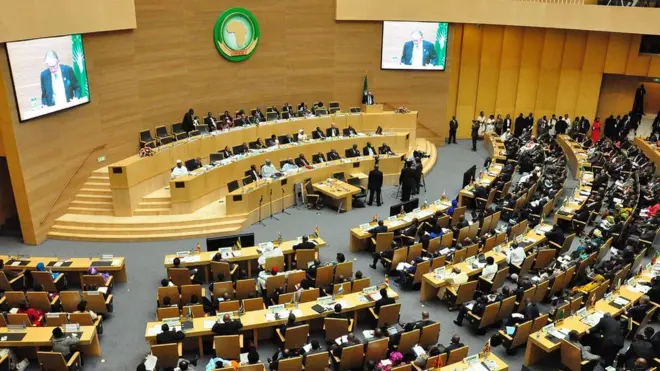 French newspaper Le Monde claim say China hide microphone for dis meeting room for African Union headquarters to take do spy-spy